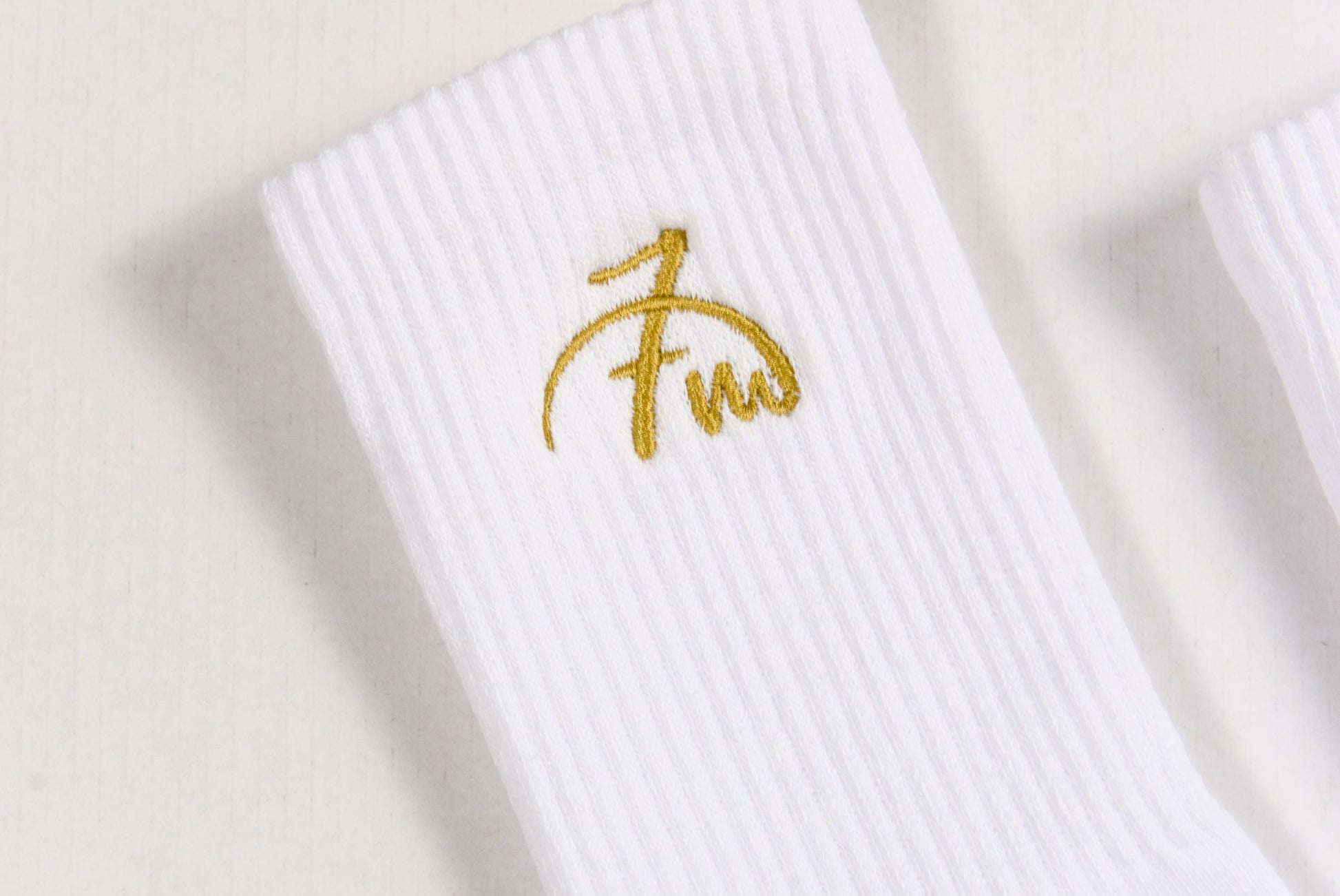 Golden gesticktes 7m-Logo auf elastischer Sportsocke aus Bio-Baumwolle